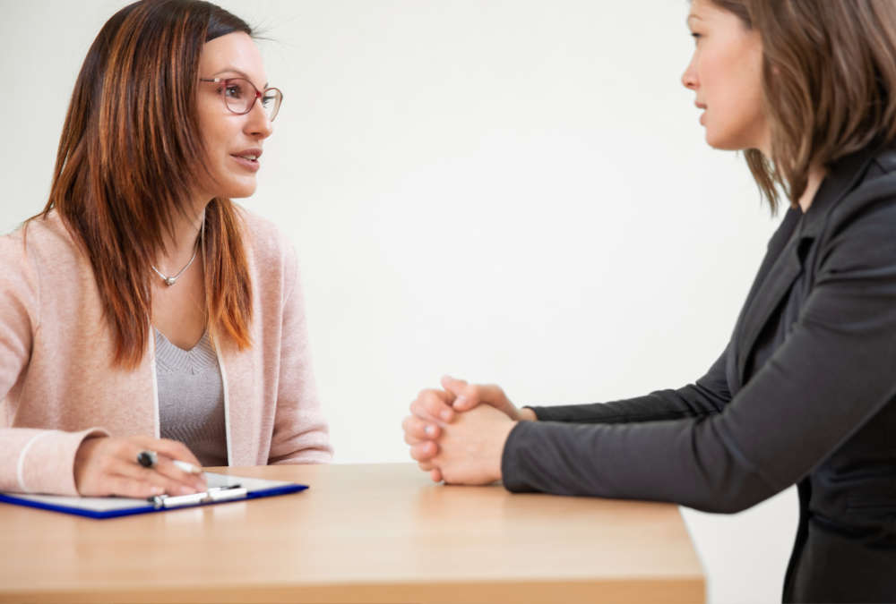 Ripple Learning - Performance Management - Two professionl woman sitting and having a discussion