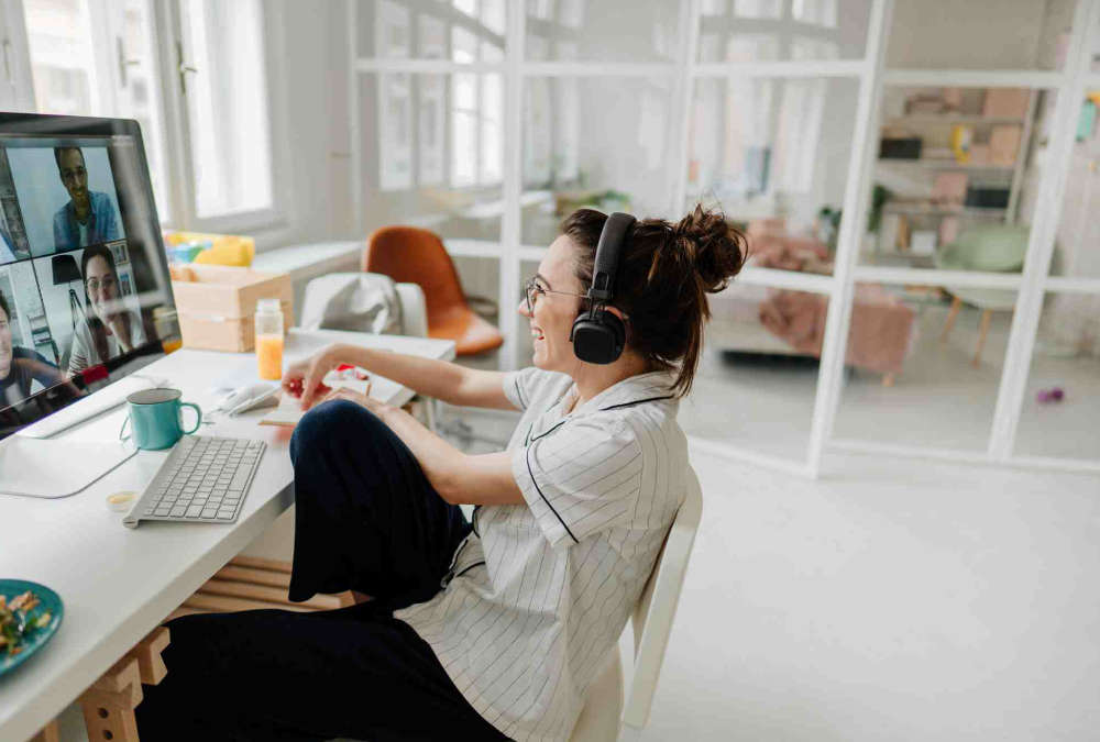 Ripple Learning - Young woman in front of a computer on a group call - individual or small group interactive online workshops 