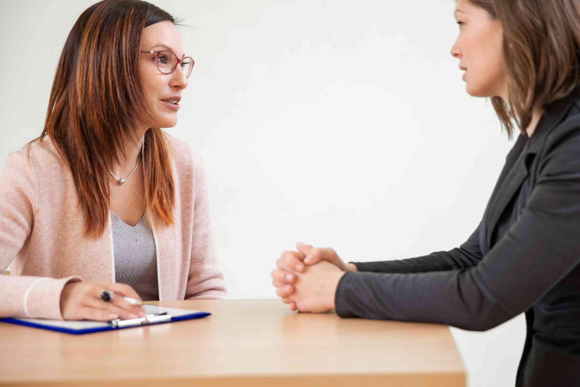 Ripple Learning - Performance Management - Two professional woman sitting and having a discussion